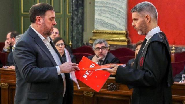 El abogado Andreu van den Eynde (d) y su cliente, Oriol Junqueras (i)
