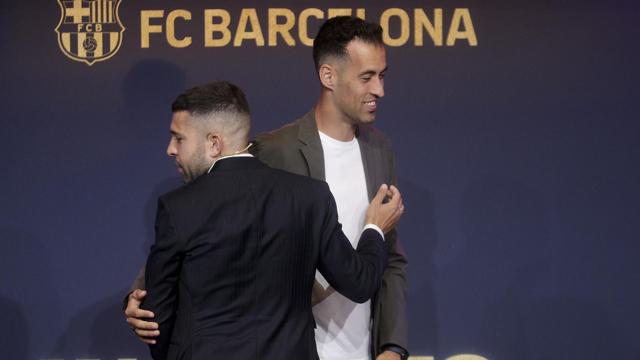 Jordi Alba y Sergio Busquets, durante el acto de despedida del lateral izquierdo / EFE