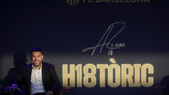 Jordi Alba dibuja su mejor sonrisa en su acto oficial para despedirse del Barça