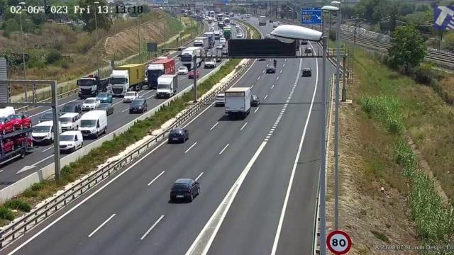 Retenciones en la A-2 entre Cornellà de Llobregat y Sant Joan Despí, en Barcelona
