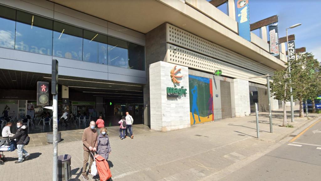 Uno de los accesos al Màgic de Badalona