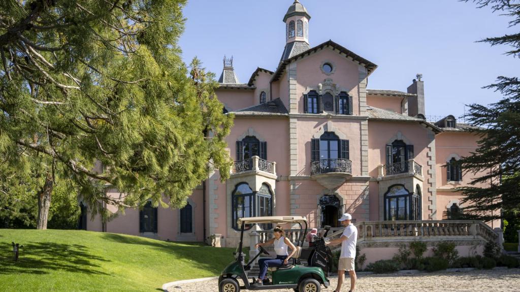 Un 'buggy' frente a la fachada principal del Hotel Serras Torre del Remei