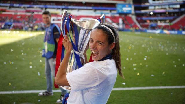 Aitana Bonmatí levanta el trofeo de campeonas de la Champions League Femenina