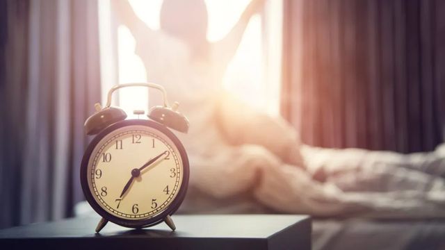 Un despertador despierta a una mujer de su sueño