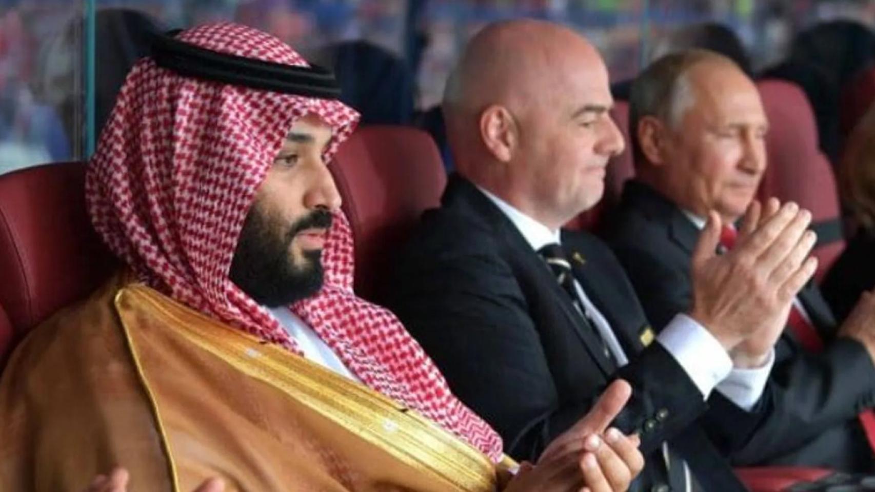 Bin Salman, uno de los grandes jeques de Arabia Saudí, junto a Gianni Infantino, presidente de la FIFA