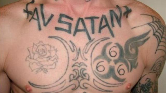 Tatuajes satánicos en el pecho del detenido en el Vall d'Aran