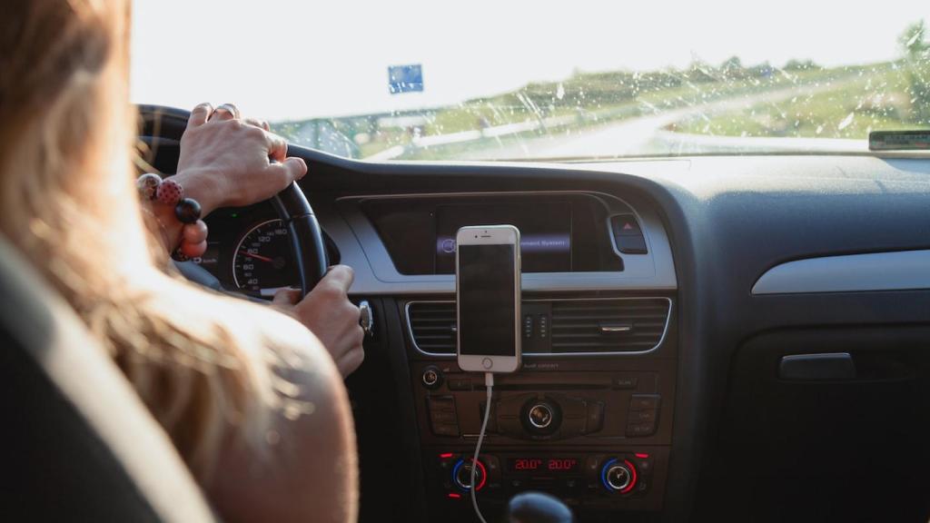 Mujer al volante de un coche