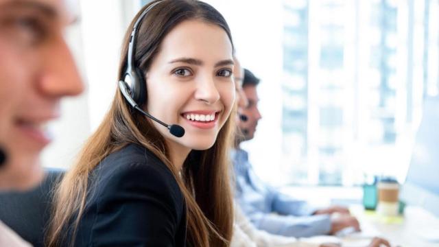 Mujer con cascos y micrófono atiende llamadas