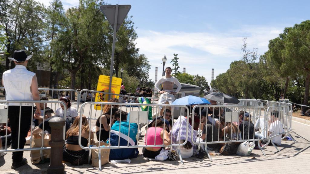 Fans esperan en la cola para el concierto de este jueves de Beyoncé en el Estadi Olímpic Lluís Companys de Barcelona