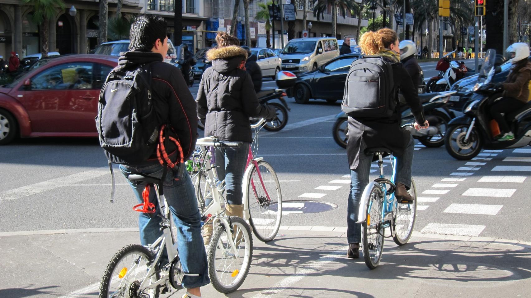 Tres ciclistas en un carril bici de Barcelona