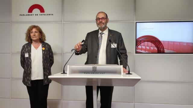 El presidente de la entidad privada Plataforma per la Llengua, Òscar Escuder, dando una rueda de prensa en el Parlament