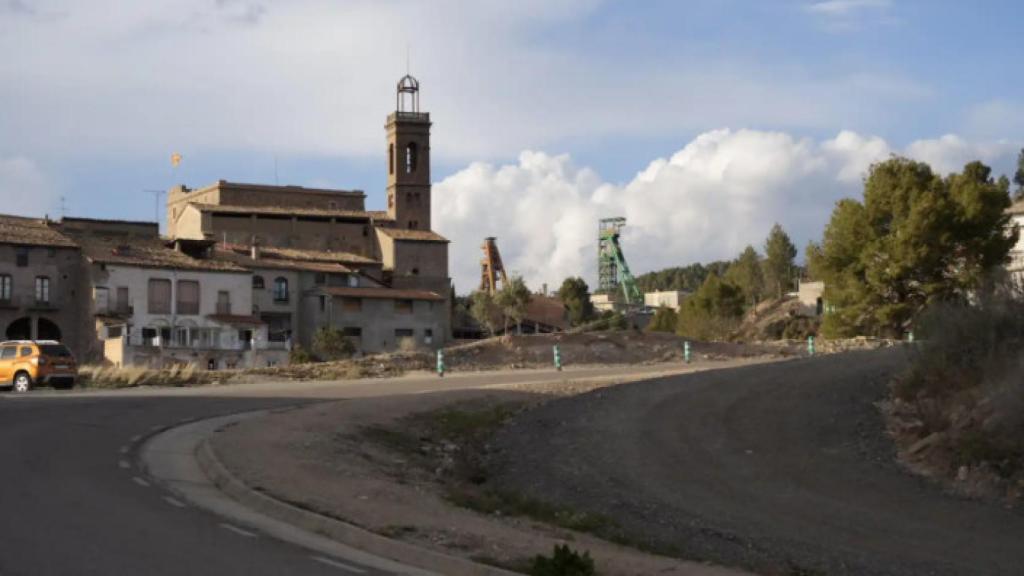 Una imatge del poble de Súria amb la mina d'Iberpotash al fons