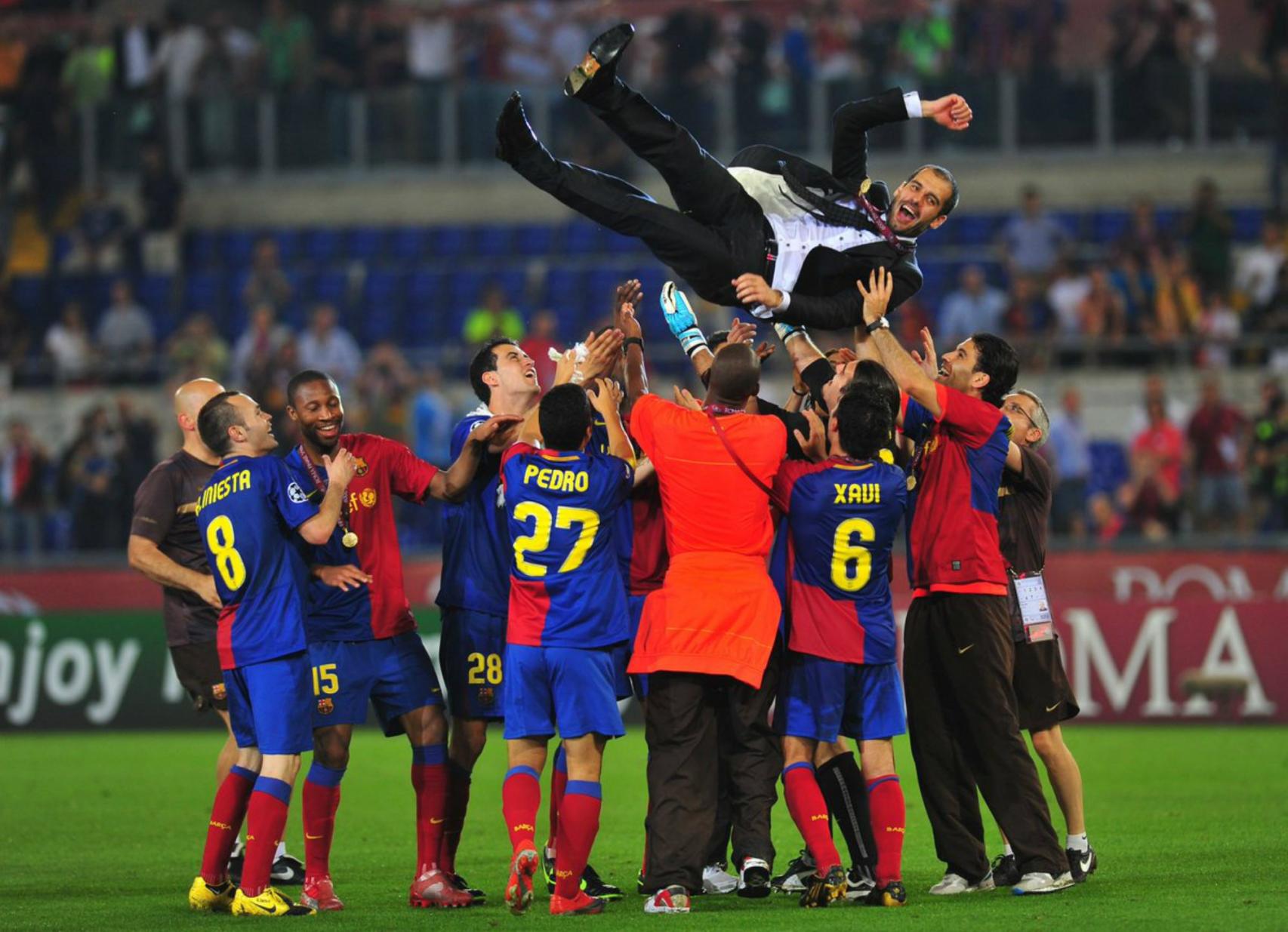 Pep Guardiola, manteado por los futbolistas del Barça