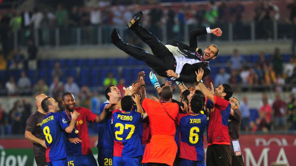 Pep Guardiola, manteado por los futbolistas del Barça