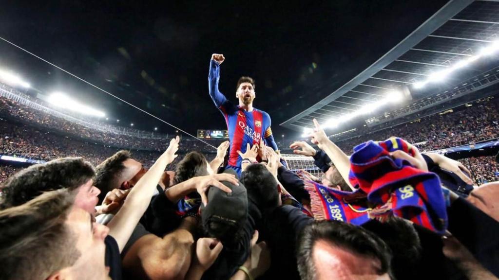 La imatge icònica de Leo Messi, amb la graderia del Barça rendida als seus peus, després d’aconseguir la remuntada miraculosa contra el PSG