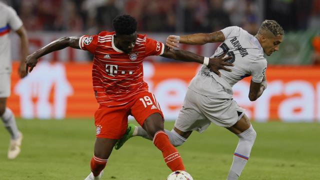 Alphonso Davies, en una acción con Raphinha