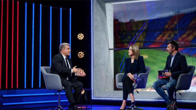 Joan Laporta, siendo entrevistado por trabajadores de Barça TV / FCB