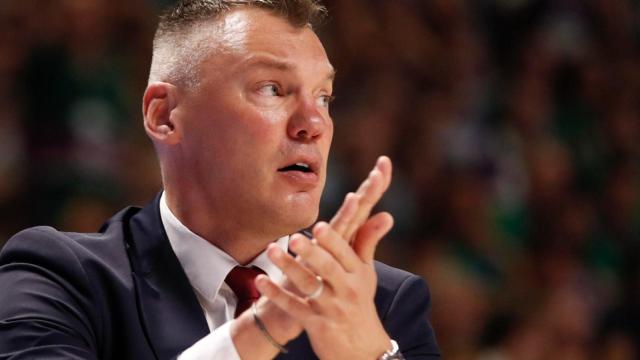 Saras Jasikevicius aplaude a los jugadores del Barça contra el Unicaja