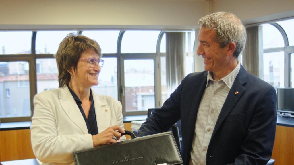 Anna Simó y Josep Gonzàlez-Cambray en el traspaso de carteras este lunes en la Conselleria de Educación