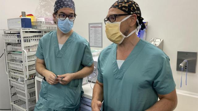 Doctores muestran la prótesis, cuya estructura se adapta al movimiento natural de la respiración