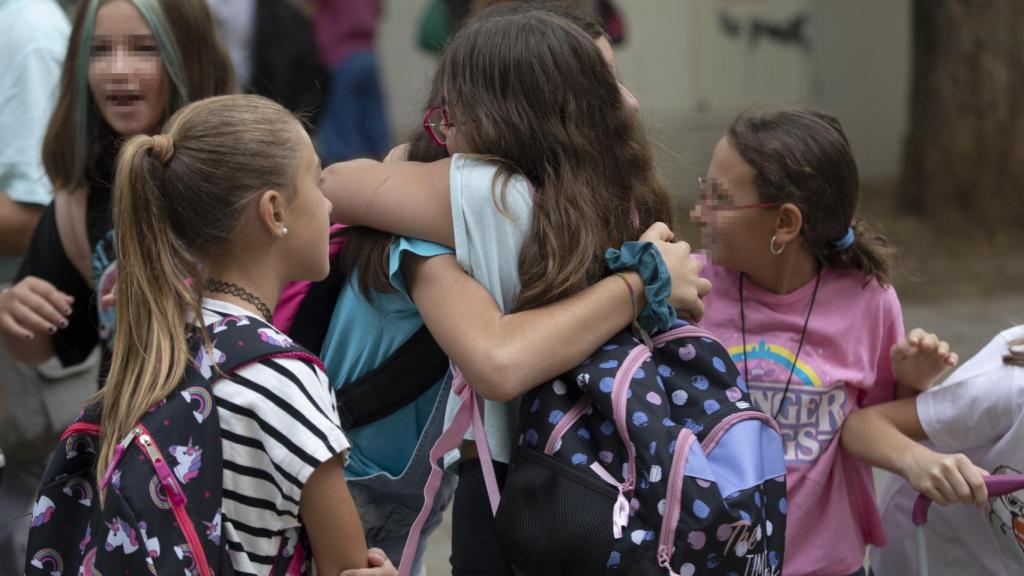 Dos alumnas en un primer día de colegio