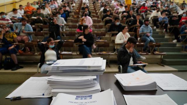 Estudiantes esperan antes de comenzar las pruebas de selectividad