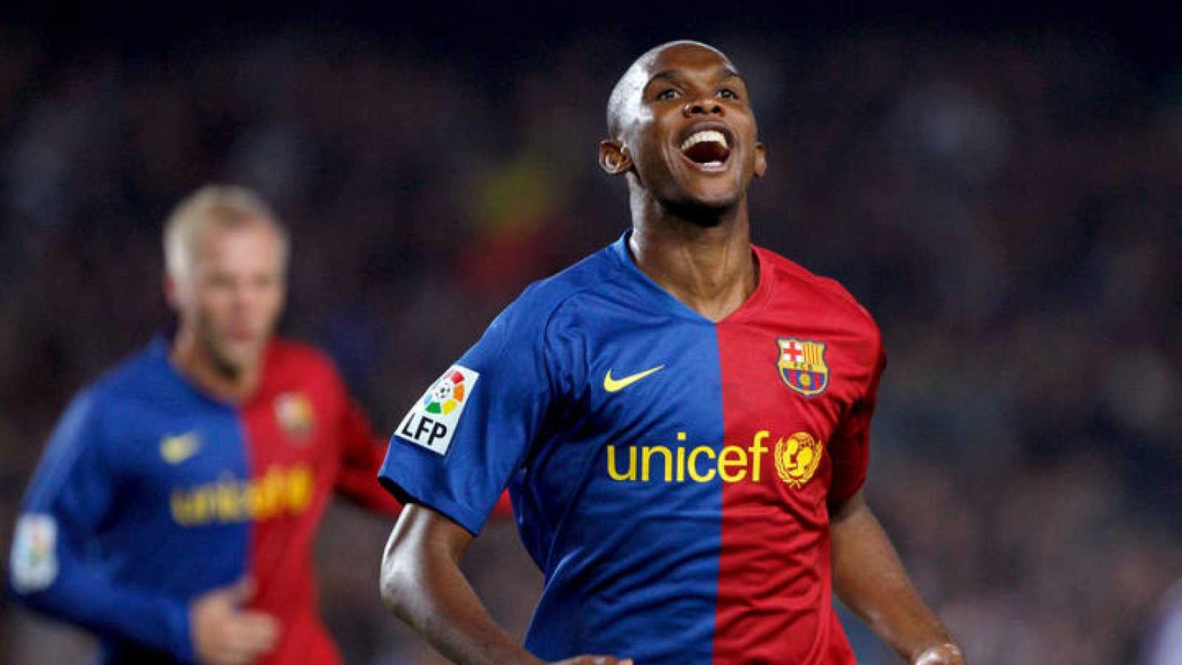 Eto'o celebrando un gol con el Barça