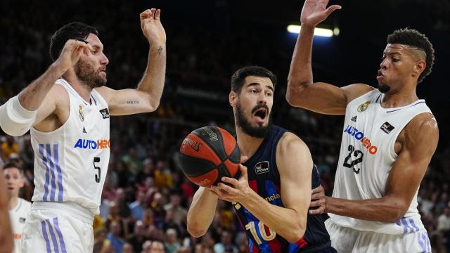 Nikola Kalinic protege el balón ante la marca de Rudy Fernández y Tavares / EFE