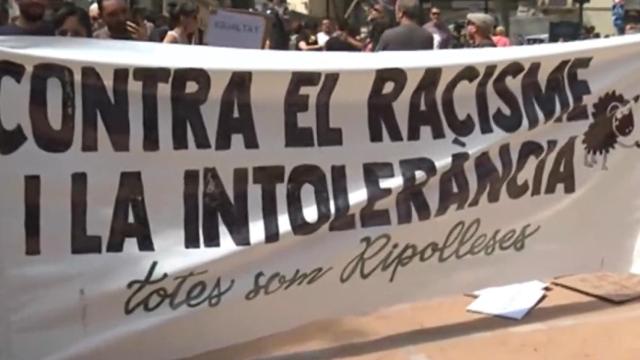 La manifestación contra Aliança Catalana se celebra frente al Ayuntamiento de Ripoll