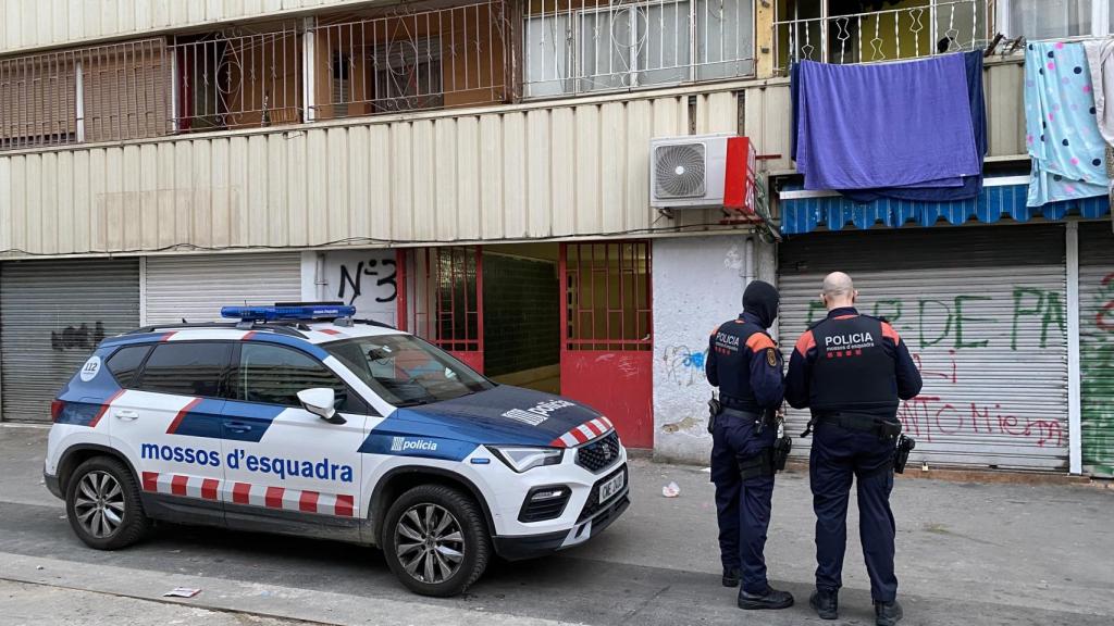 Los Mossos durante un registro en el barrio de La Mina el 29 de marzo de 2022