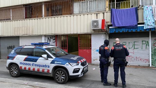 Los Mossos durante un registro en el barrio de La Mina el 29 de marzo de 2022