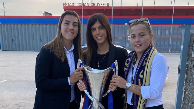 Carlota Planas (centro), junto a Patri Guijarro a la izquierda y Claudia Pina a la derecha / CEDIDA