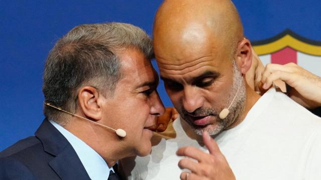 Laporta y Guardiola comparten confidencias durante la presentación del Barça-Manchester City