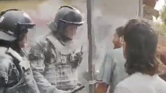 Varios manifestantes contra un desahucio en Mataró arrojan harina a los Mossos d'Esquadra