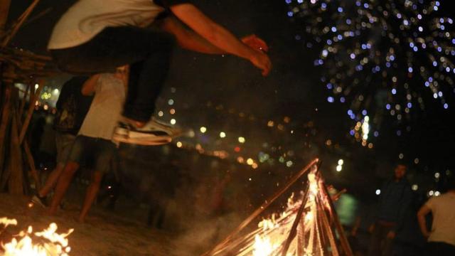 Jóvenes en una hoguera de San Juan
