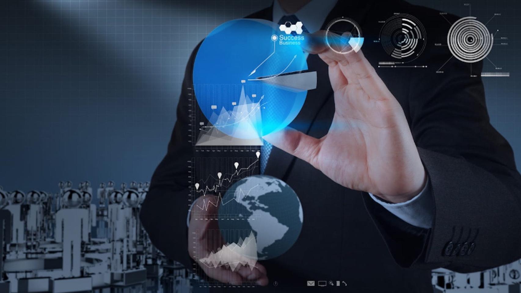 Una mano de un hombre de negocios dibuja un gráfico circular
