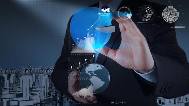Una mano de un hombre de negocios dibuja un gráfico circular