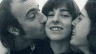 Helena Jubany, en el centro de la imagen, junto a sus hermanos