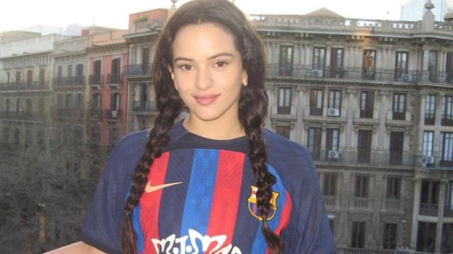 La Rosalía, utilizando la camiseta del Barça con el logo de 'Motomami' / FCB