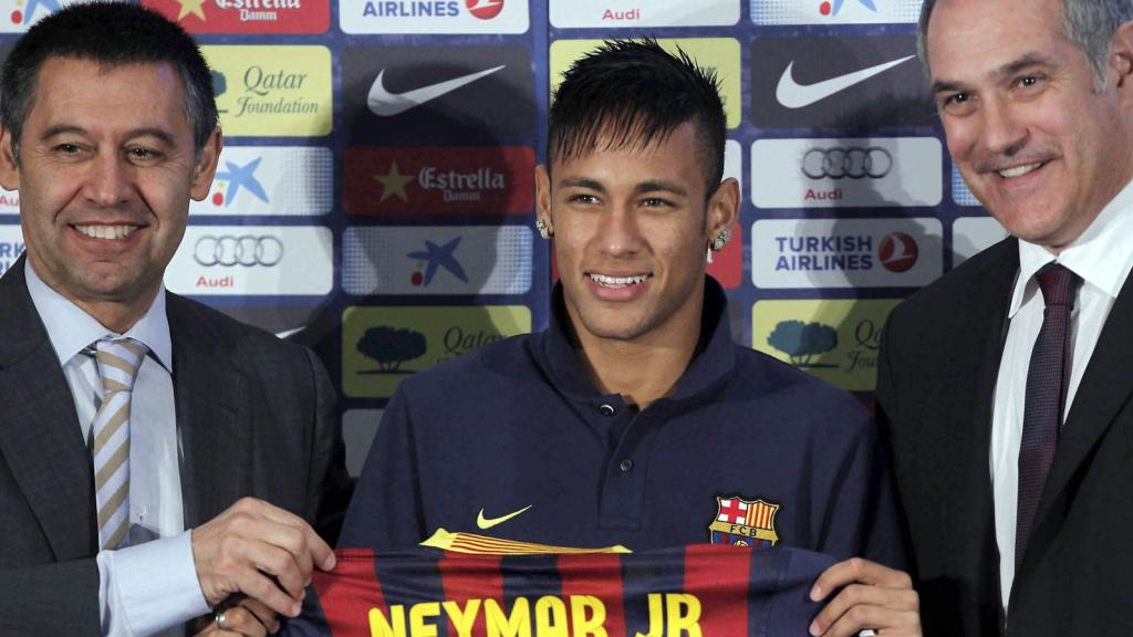 Neymar Jr, al costat de Bartomeu i Zubizarreta en la seva presentació amb el Barça