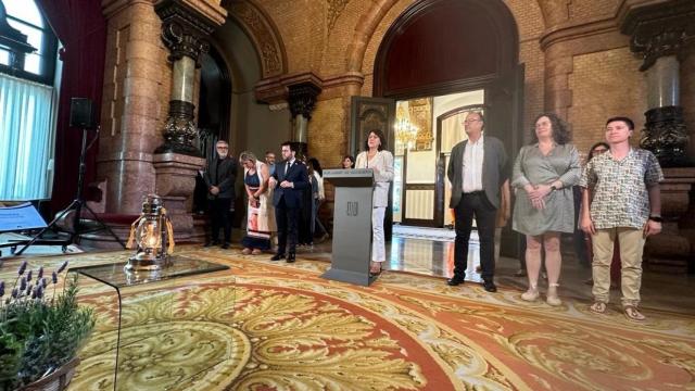 Anna Erra, junto a Pere Aragonès y los miembros de la Mesa del Parlament, y los presidentes de Òmnium, Xavier Antich; Acció Cultural del País Valencià, Anna Oliver, y la vicepta de la Obra Cultural Balear, Catalina Biblioni