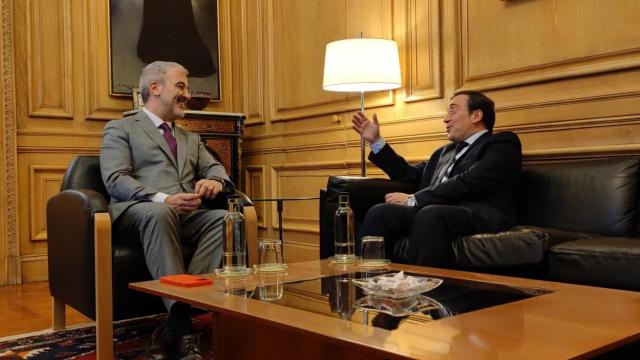 El alcalde de Barcelona, Jaume Collboni, y el ministro de Asuntos Exteriores, Unión Europea y Cooperación, José Manuel Albares, reunidos en el consistorio