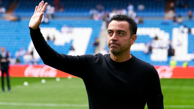 Xavi saluda a algunos aficionados del Barça antes de un partido / FCB