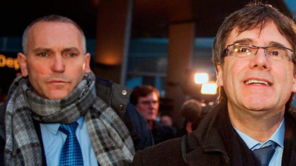 Lluís Escola, escolta de Puigdemont, detrás del 'expresident'