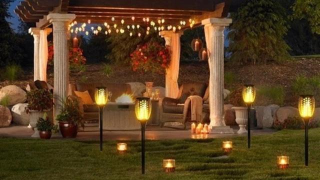 Ilumina tu jardín con este pack de 12 antorchas solares ¡ahora a mitad de precio en AliExpress!