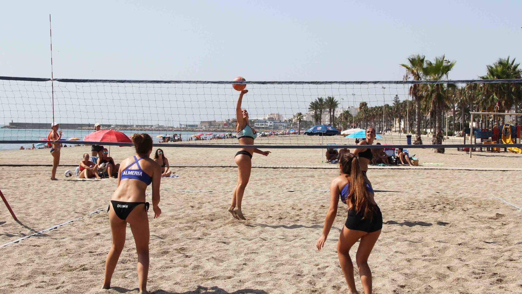 Unas jóvenes juegan al voley playa bajo el sol