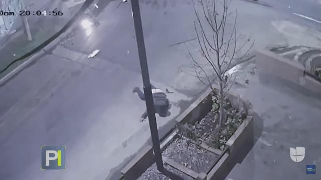 Un hombre en el suelo tras un accidente de tráfico