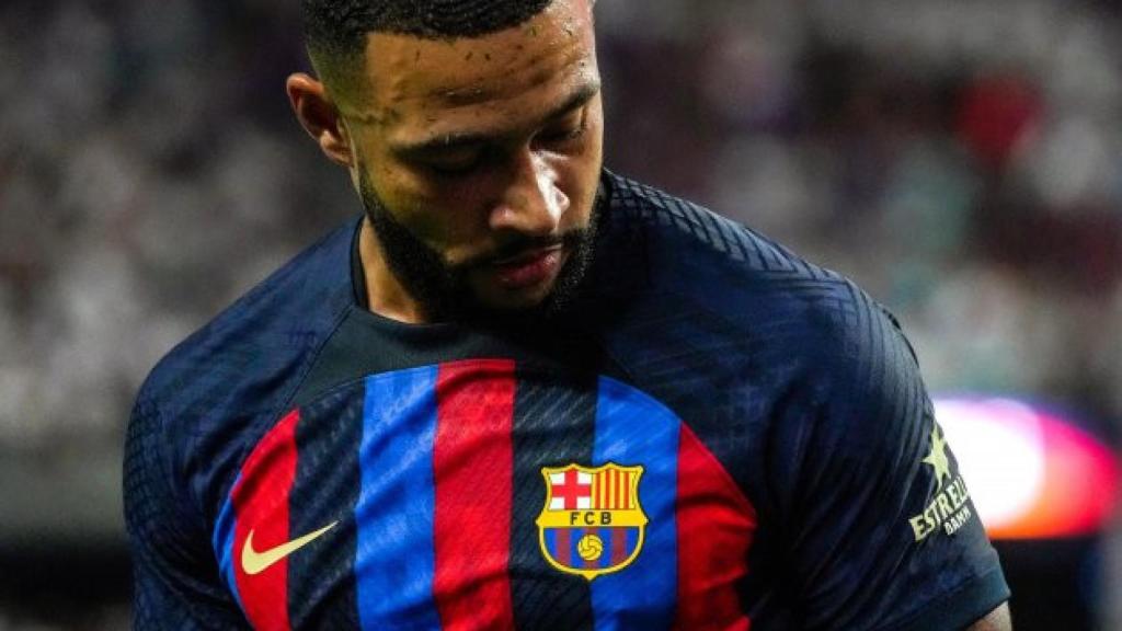 Depay en un partido con el Barça