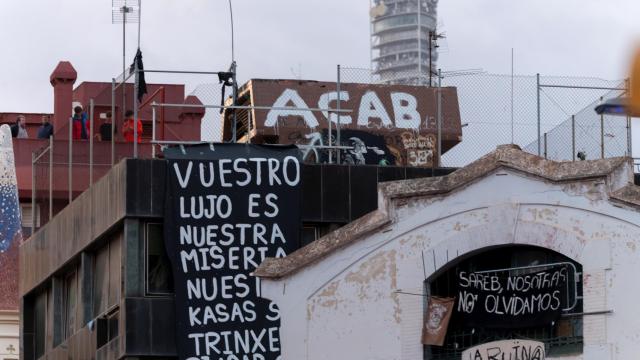 El Kubo y la Ruina durante una manifestación convocada por la empresa de desahucios extrajudiciales, Desokupa, contra la ocupación de los inmuebles de la plaza Bonanova 'La Ruïna' y 'El Kubo'