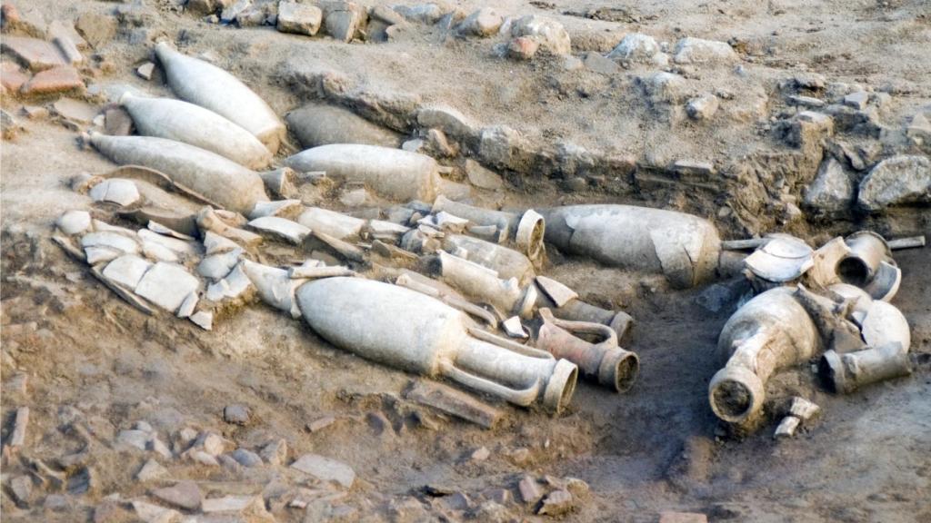 Ánforas en el yacimiento de Ca l'Arnau